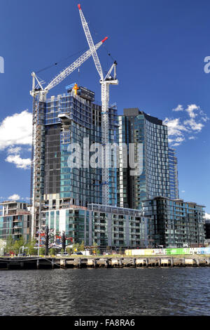 Construction en hauteur sur la rive du fleuve Yarra de Melbourne, Victoria, Australie, sur une journée ensoleillée. Banque D'Images