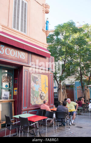 Scène de rue au Bar des 13 coins, un bar situé dans le quartier du Panier de Marseille, France. Banque D'Images