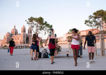 Personnes dans un groupe de danse folklorique brésilien recueillir sur le Vieux Port par la cathédrale de Marseille pour pratiquer la danse. Banque D'Images