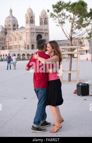 Personnes dans un groupe de danse folklorique brésilien recueillir sur le Vieux Port par la cathédrale de Marseille pour pratiquer la danse. Banque D'Images