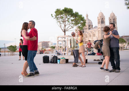 Personnes dans un groupe de danse folklorique brésilien recueillir sur le Vieux Port par la cathédrale de Marseille pour pratiquer la danse. Banque D'Images