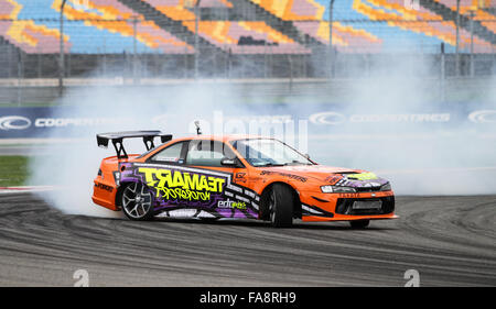 ISTANBUL, TURQUIE - 03 octobre, 2015 : Driver Oktay Kabaktas effectue au cours de la dérive du Monde FIA Rallycross Championship. Banque D'Images