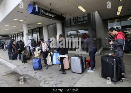 Los Angeles, Californie, USA. Dec 22, 2015. Des vacanciers à attendre en ligne pour accéder au contrôle de sécurité à l'Aéroport International de Los Angeles le Mardi, Décembre 22, 2015 à Los Angeles, aux États-Unis. Un nombre record de 12,3 millions d'habitants de Californie -- 7,6 millions d'entre eux, du sud de la californie -- va parcourir 50 kilomètres ou plus entre le 23 décembre et le 3 janvier, l'Automobile Club de Californie du Sud a dit. L'Aéroport International de Los Angeles, pendant ce temps, les fonctionnaires ont dit qu'ils s'attendre à un sommet de 3,5 millions de passagers de passer par l'aéroport pendant la saison des voyages vacances, en hausse de 7,9 pour cent par rapport à l'an dernier. Banque D'Images