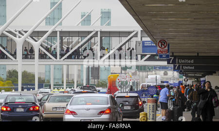 Los Angeles, Californie, USA. Dec 22, 2015. Des vacanciers à attendre en ligne pour accéder au contrôle de sécurité à l'Aéroport International de Los Angeles le Mardi, Décembre 22, 2015 à Los Angeles, aux États-Unis. Un nombre record de 12,3 millions d'habitants de Californie -- 7,6 millions d'entre eux, du sud de la californie -- va parcourir 50 kilomètres ou plus entre le 23 décembre et le 3 janvier, l'Automobile Club de Californie du Sud a dit. L'Aéroport International de Los Angeles, pendant ce temps, les fonctionnaires ont dit qu'ils s'attendre à un sommet de 3,5 millions de passagers de passer par l'aéroport pendant la saison des voyages vacances, en hausse de 7,9 pour cent par rapport à l'an dernier. Banque D'Images