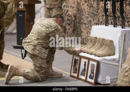 Bagram, en Afghanistan. Dec 23, 2015. Les membres du service des États-Unis de rendre hommage au cours d'une cérémonie d'adieu camarade tombé au champ d'air de Bagram, le 23 décembre 2015 à Bagram, en Afghanistan. La cérémonie a eu lieu en l'honneur de six aviateurs tués au combat après l'attaque d'un engin explosif le 21 décembre. Banque D'Images