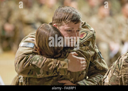 Bagram, en Afghanistan. Dec 23, 2015. Les membres du service des États-Unis visent, selon qu'ils paient leurs aspects pendant un camarade tombé au cérémonie de départ à l'aérodrome de Bagram, le 23 décembre 2015 à Bagram, en Afghanistan. La cérémonie a eu lieu en l'honneur de six aviateurs tués au combat après l'attaque d'un engin explosif le 21 décembre. Banque D'Images