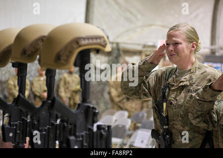 Bagram, en Afghanistan. Dec 23, 2015. Les membres du service des États-Unis qu'ils saluent leurs respects au cours d'une cérémonie d'adieu camarade tombé au champ d'air de Bagram, le 23 décembre 2015 à Bagram, en Afghanistan. La cérémonie a eu lieu en l'honneur de six aviateurs tués au combat après l'attaque d'un engin explosif le 21 décembre. Banque D'Images