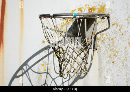 Un vieux panier de basket-ball dans une aire de jeux Banque D'Images