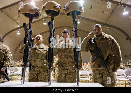 Bagram, en Afghanistan. Dec 23, 2015. Les membres du service des États-Unis qu'ils saluent leurs respects au cours d'une cérémonie d'adieu camarade tombé au champ d'air de Bagram, le 23 décembre 2015 à Bagram, en Afghanistan. La cérémonie a eu lieu en l'honneur de six aviateurs tués au combat après l'attaque d'un engin explosif le 21 décembre. Banque D'Images