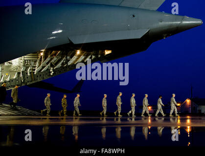 New Castle, Delaware, USA. Dec 23, 2015. 23 décembre 2015 : dignitaires quitter l'avion avant le transfert de l'Armée de l'air digne de Sergent Chester J. McBride au nouveau château Aéroport de New Castle, Delaware le 23 décembre 2015. McBride a été l'un des six militaires tués au cours d'un attentat suicide près de la base aérienne de Bagram en Afghanistan. Scott Serio/ESW/CSM/Alamy Live News Banque D'Images