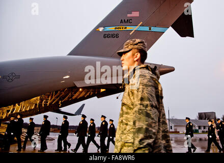 New Castle, Delaware, USA. Dec 23, 2015. 23 décembre 2015 : arrivée des invités avant le transfert de l'Armée de l'air digne de Sergent Chester J. McBride au nouveau château Aéroport de New Castle, Delaware le 23 décembre 2015. McBride a été l'un des six militaires tués au cours d'un attentat suicide près de la base aérienne de Bagram en Afghanistan. Scott Serio/ESW/CSM/Alamy Live News Banque D'Images