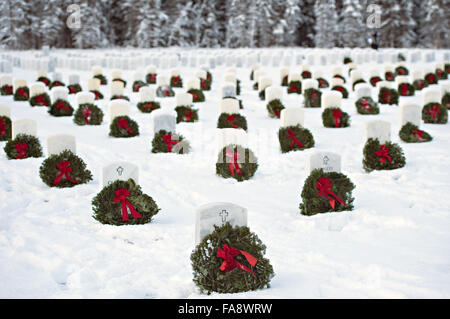 Des milliers de couronnes de Noël reste dans la neige après avoir été placé sur le service membres tombes de Ft. Cimetière national de Richardson, 12 décembre 2015 à Anchorage, Alaska. Des centaines de milliers des couronnes sont placées sur les tombes des membres de service au cours de l'été à travers l'Amérique des couronnes à l'échelle nationale. L'événement Banque D'Images