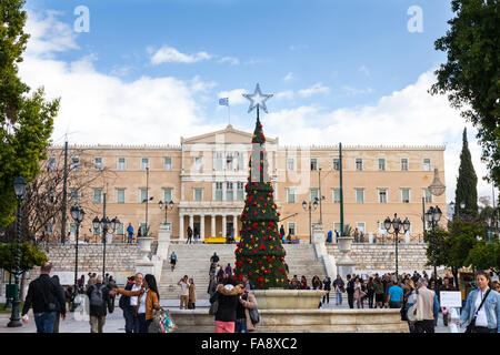 Arbre de Noël et les gens à la place Syntagma sur l'Ermou, Athènes, sur la principale rue commerçante, le Parlement grec dans l'arrière-plan Banque D'Images