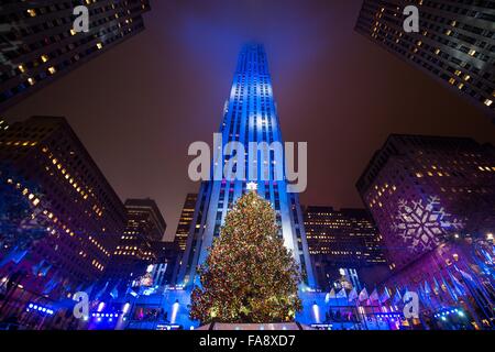 La cérémonie d'allumage de l'arbre de Noël au 30 décembre 2, 2015 Rock New York City, New York. C'est la 83e année de l'événement qui est diffusée en direct par la télévision NBC. Banque D'Images