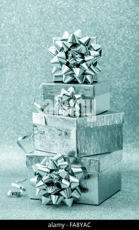 Boîte-cadeau avec ruban sur fond brillant. Bleu Argent décoration vacances Banque D'Images
