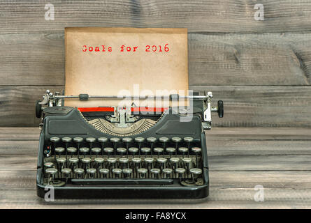 Machine à écrire antique avec grungy sur fond de bois. Objectifs pour 2016. Concept d'entreprise. Selective focus Banque D'Images