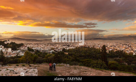 Vue du coucher de soleil sur Athènes De Aréopage Hill Banque D'Images