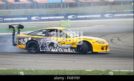 ISTANBUL, TURQUIE - 03 octobre, 2015 : Le pilote Mert Gunerhan effectue au cours de la dérive du Monde FIA Rallycross Championship. Banque D'Images