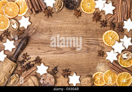 Les biscuits de Noël, épices et ingrédients. Contexte alimentaire vacances Banque D'Images