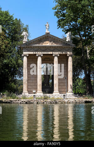 Temple d'Asclépios et le lac à proximité de l'établissement Villa Borghese Banque D'Images