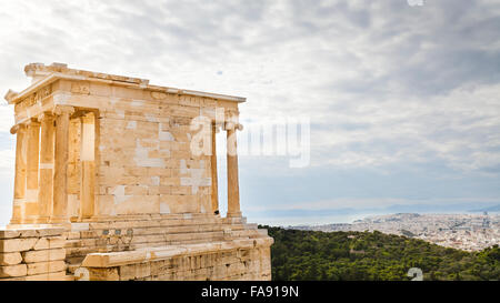 Le Temple d'Athéna Nike à l'acropole d'Athènes en Grèce, vue vers la ville et la mer en arrière-plan Banque D'Images