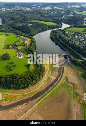 Abaissement du niveau de l'eau dans le Biggetalsperre, faible niveau d'eau, de réparation de barrage en enrochements, camping, barrage, Olpe, Sauerland, Biggetalsperre Banque D'Images