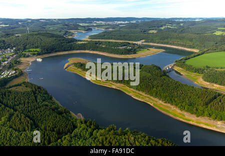 Abaissement du niveau de l'eau dans le Biggetalsperre, faible niveau d'eau, de réparation de barrage en enrochements, camping, barrage, Olpe, Sauerland, Biggetalsperre Banque D'Images