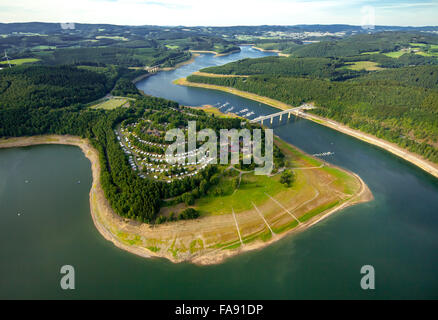 Abaissement du niveau de l'eau dans le Biggetalsperre, faible niveau d'eau, de réparation de barrage en enrochements, Bigge head, le camping, le barrage, Olpe, Sauerland Banque D'Images