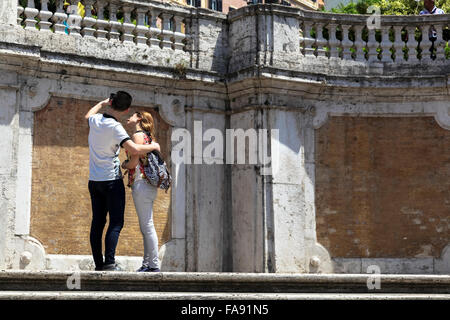 Un jeune couple en prenant une sur la Piazza di Spagna selfies escaliers Banque D'Images