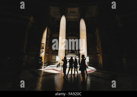 L'intérieur du Panthéon de Rome avec un jeu de lumière de l'éclairage d'oculus quelques détails et les visiteurs Banque D'Images