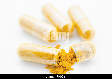 Curcuma poudre de fines herbes en capsule sur fond blanc. Banque D'Images