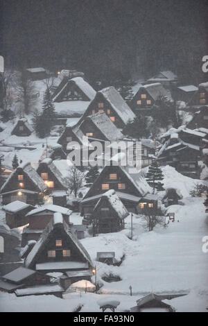 Shirakawa-go village sous la neige, préfecture de Gifu, Japon Banque D'Images