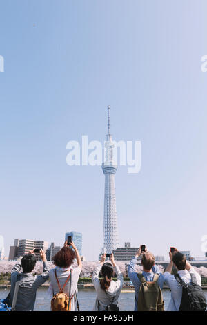 Multi-ethnic group of friends enjoying tourisme à Tokyo Banque D'Images