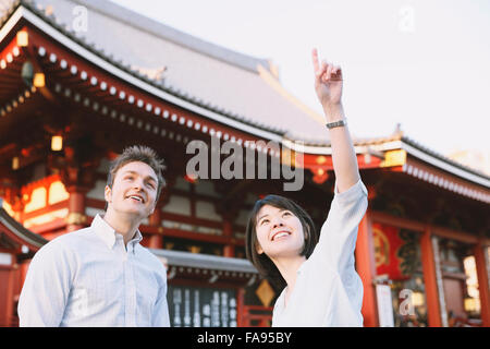 Les jeunes multi-ethnic couple enjoying tourisme à Tokyo Banque D'Images