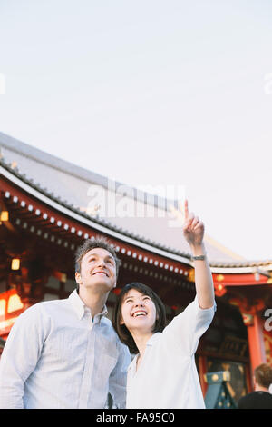 Les jeunes multi-ethnic couple enjoying tourisme à Tokyo Banque D'Images