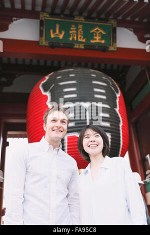 Les jeunes multi-ethnic couple enjoying tourisme à Tokyo Banque D'Images