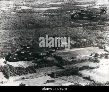 1974 - Meilleur U.S. Choppers pour l'Allemagne de l'Ouest. Les deux premiers CH/53D/G hélicoptères Sikorsky construit pour le ministère de la défense de l'Allemagne de l'Ouest vont bientôt être livrés. Un total de 135 de l'artisanat américain sont à rejoindre les forces de l'Allemagne de l'Ouest en 1974. Le Parlement a autorisé l'Allemagne de l'Ouest 82,5 millions de dollars pour le programme des hélicoptères. Les 200 mph plaisance dispose d'une gamme de 274 miles et peut transporter 38 soldats entièrement équipés. Photo montre :- Première des hélicoptères à l'essai sur New York, U.S.A., avant la livraison au Gouvernement ouest-allemand. © Keystone Photos USA/ZUMAPRESS.com/Alamy Live News Banque D'Images