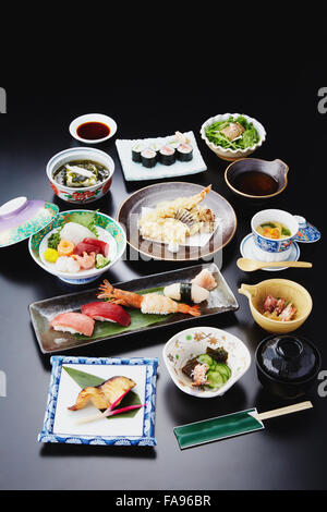 Un assortiment de plats japonais Banque D'Images