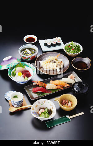 Un assortiment de plats japonais Banque D'Images