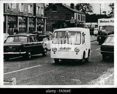 1968 - Nouvelle batterie fourgon électrique pour battre la congestion routière : un nouveau style fourgon électrique pour un usage commercial dans les villes et a été introduit par Crompton Leyland Electricars Ltd., filiale commune d'Hawker Siddeley et BLMC, et seront exposées pour la première fois à l'exposition commerciale internationale en transport (18-26 septembre) © Keystone Photos USA/ZUMAPRESS.com/Alamy Live News Banque D'Images