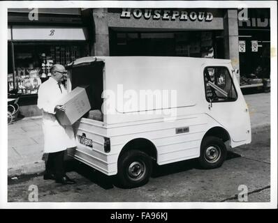 1968 - Nouvelle batterie fourgon électrique pour battre la congestion routière : un nouveau style fourgon électrique pour un usage commercial dans les villes et a été introduit par Crompton Leyland Electricars Ltd., filiale commune d'Hawker Siddeley et BLMC, et seront exposées pour la première fois à l'exposition commerciale internationale en transport (18-26 septembre) © Keystone Photos USA/ZUMAPRESS.com/Alamy Live News Banque D'Images