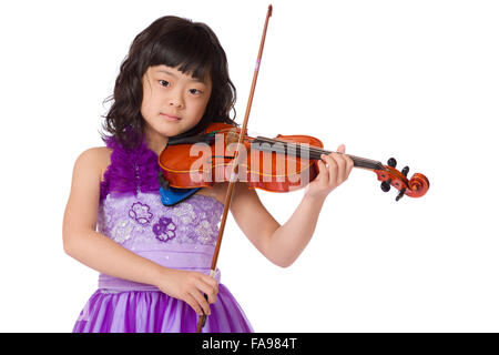 Un portrait d'un mignon, heureux et jeune japonaise dans une robe pourpre sur fond blanc avec un violon. Banque D'Images