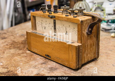 Compteur électrique en bois analogiques vintage sur l'ancienne table test Banque D'Images