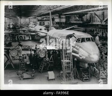 1972 Super-Priority - Compagnie aérienne en production pour cinq pays : le British Vickers Viscount 701 avions à turbopropulseurs, commandé par cinq compagnies aériennes comme Tran-Canadaian Airlines, Air France, Aer Lingue (Irlande), Trans-Australian Airways et British European Airways, est l'un des 11 appareils en première priorité par le gouvernement britannique de la guerre ou de la paix. Les 11 avions : 3 avion, 4 pompiers et 4 bombardiers, dont l'un est le nouveau croissant-winged Handley Page 80. Photo montre le Vickers Viscount 701 en production à sArmstrong Vicker Ltd., Weybridge, Surrey, Angleterre. L'un à l'avant Banque D'Images