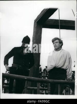 1962 - Eh bien, je suis pendu ! On pendit : 1962's astre hier : Albert Finney, à la Tyburn de 1745. Mais ce n'était pas Marble Arch ; c'était Bridgport, Dorset. Et ils n'étaient que la fabrication d'un film de Henry Fielding, Tom Jones ''classique''. Albert a été pendu - puis, fidèle à l'histoire, secourus par un cavalier avec un couteau et des manèges loin à la liberté et son amour. Le coût des films d'un demi-million de livres à produire. Tout à fait une façon coûteuse de la moitié-hang un acteur d'une telle promesse. Affiche l'aide de photos ! Wails Albert alors qu'il est 'pendu' pour la Tyburn, regardé par une foule en colère des villageois locaux qui ont fait le Banque D'Images