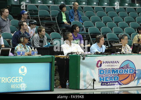 Honolulu, HI, USA. Le 24 décembre, 2015. Brad DAUGHERTY fourni légende NBA la couleur d'ESPN au cours de l'action entre la Northern Iowa Panthers et les Cougars de l'État de Washington sur le Diamond Head Classic à l'Stan Sheriff Center sur le campus de l'Université de Hawaï à Manoa à Honolulu, HI. - Michael Sullivan/CSM Crédit : Cal Sport Media/Alamy Live News Banque D'Images