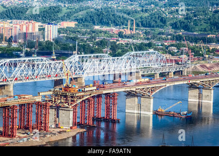 La Sibérie Krasnoyarsk Russie : Construction du pont Yenisei river Banque D'Images