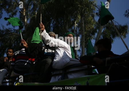 Katmandou, Népal. Le 24 décembre, 2015. Les musulmans népalais participer à un rassemblement pour marquer Milad-un-Nabi qui est le festival en l'honneur de l'anniversaire du Prophète Muhammad Shahid près de Gate à Katmandou, au Népal, le Jeudi, Décembre 24, 2015. Credit : Skanda Gautam/ZUMA/Alamy Fil Live News Banque D'Images