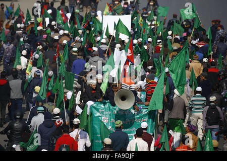 Katmandou, Népal. Le 24 décembre, 2015. Les musulmans népalais participer à un rassemblement pour marquer Milad-un-Nabi qui est le festival en l'honneur de l'anniversaire du Prophète Muhammad Shahid près de Gate à Katmandou, au Népal, le Jeudi, Décembre 24, 2015. Credit : Skanda Gautam/ZUMA/Alamy Fil Live News Banque D'Images