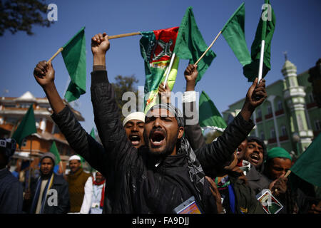 Katmandou, Népal. Le 24 décembre, 2015. Les musulmans népalais participer à un rassemblement pour marquer Milad-un-Nabi qui est le festival en l'honneur de l'anniversaire du Prophète Muhammad Shahid près de Gate à Katmandou, au Népal, le Jeudi, Décembre 24, 2015. Credit : Skanda Gautam/ZUMA/Alamy Fil Live News Banque D'Images